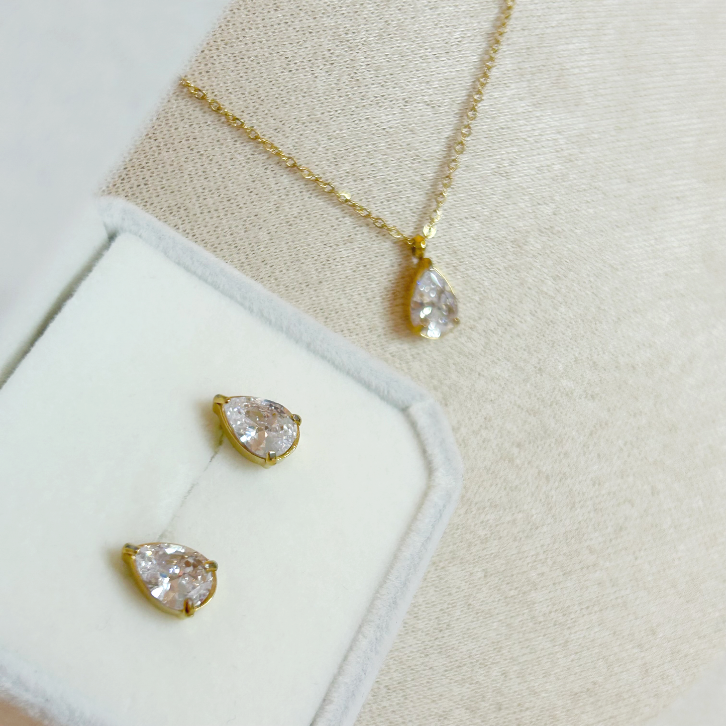 RADIANT DROP jewelry set – gold